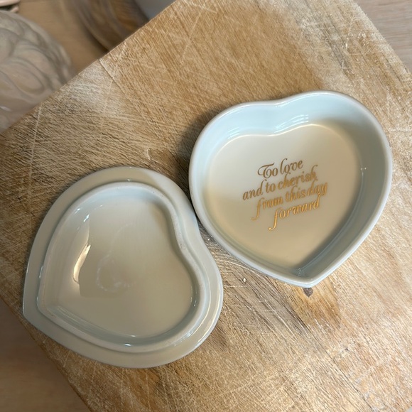 VINTAGE | Romantic Heart-Shaped Ceramic Jewelry Box with Floral Design - Picture 6 of 12